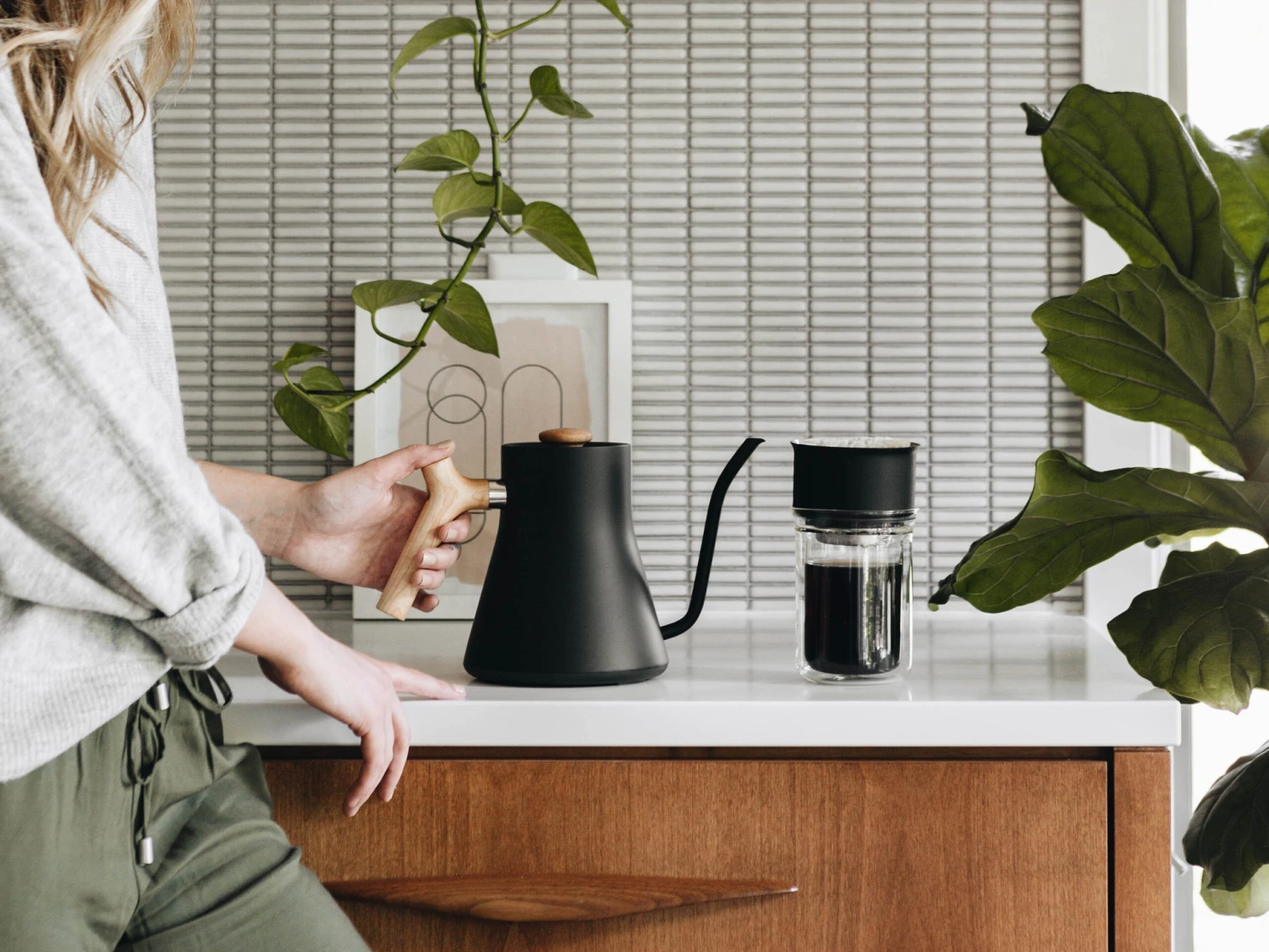 Fellow Stagg EKG 0.9L Kettle - Black And Maple - Image 4